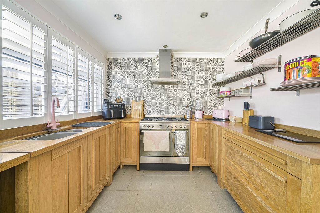 Property photo 3 of 23 Kitchen