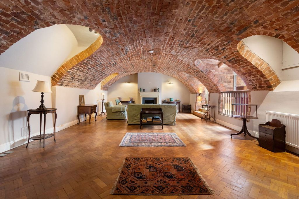 Property photo 2 of 23