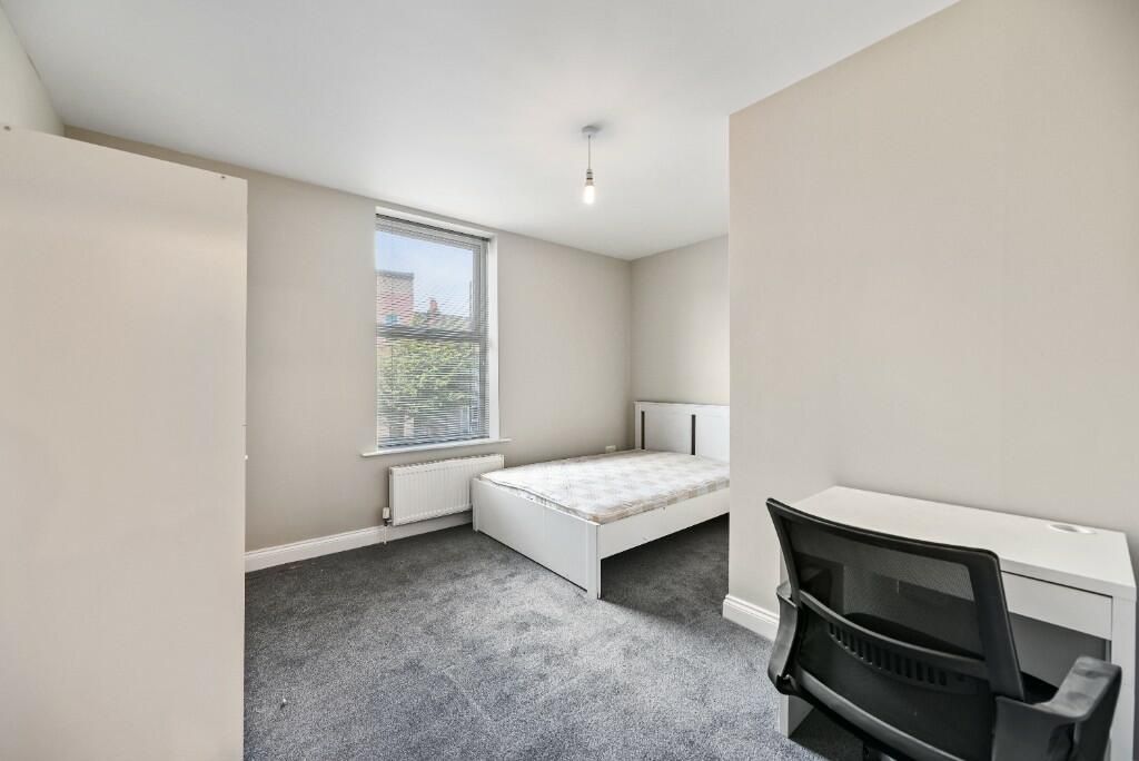 Property photo 3 of 15 A Bright And Clean Double Bedroom Featuring A Comf...