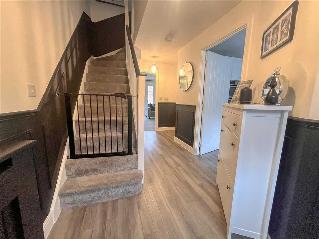 Property photo 3 of 19 Entrance Hall