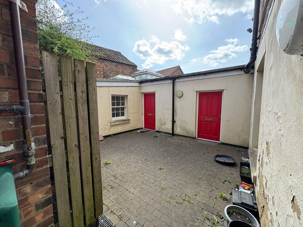 Property photo 3 of 17 44 Double Street, Spalding, Lincolnshire, Pe11 2Ab  (8).Jpg