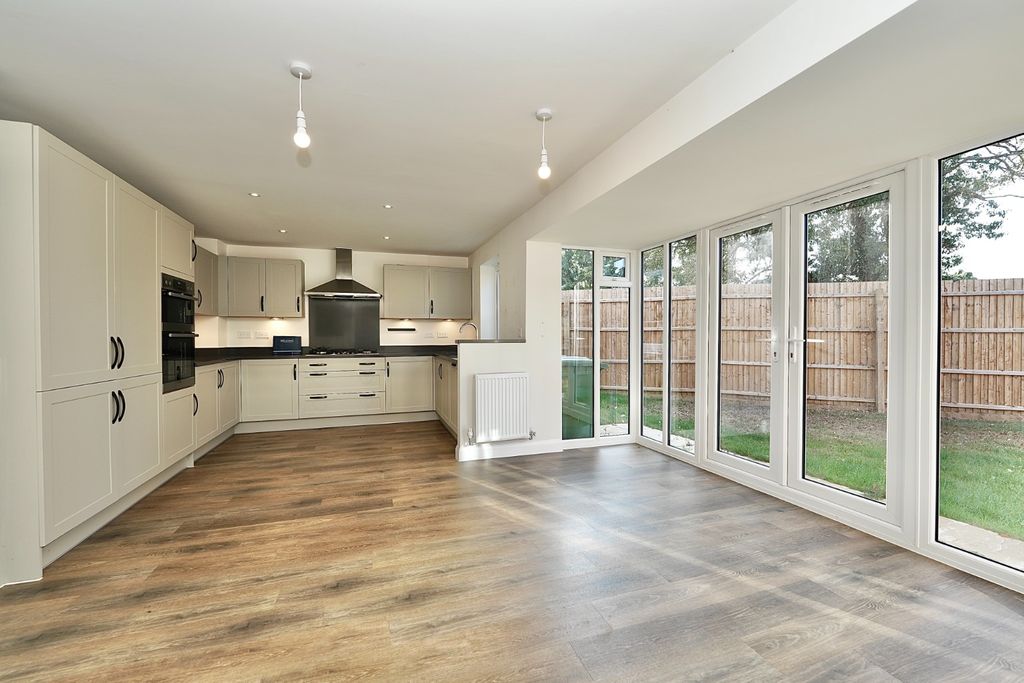 Property photo 2 of 21 4570912