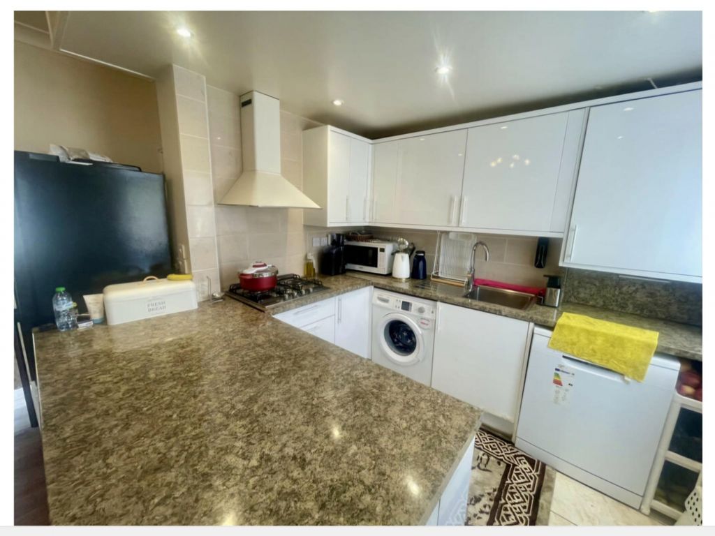 Property photo 1 of 8 Stunning 3 Bed Semi Detached House In Southall Up For Rent