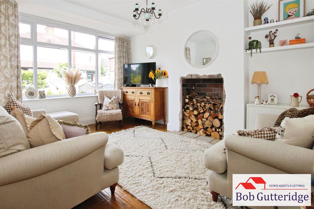 Property photo 3 of 37 Bay Fronted Lounge