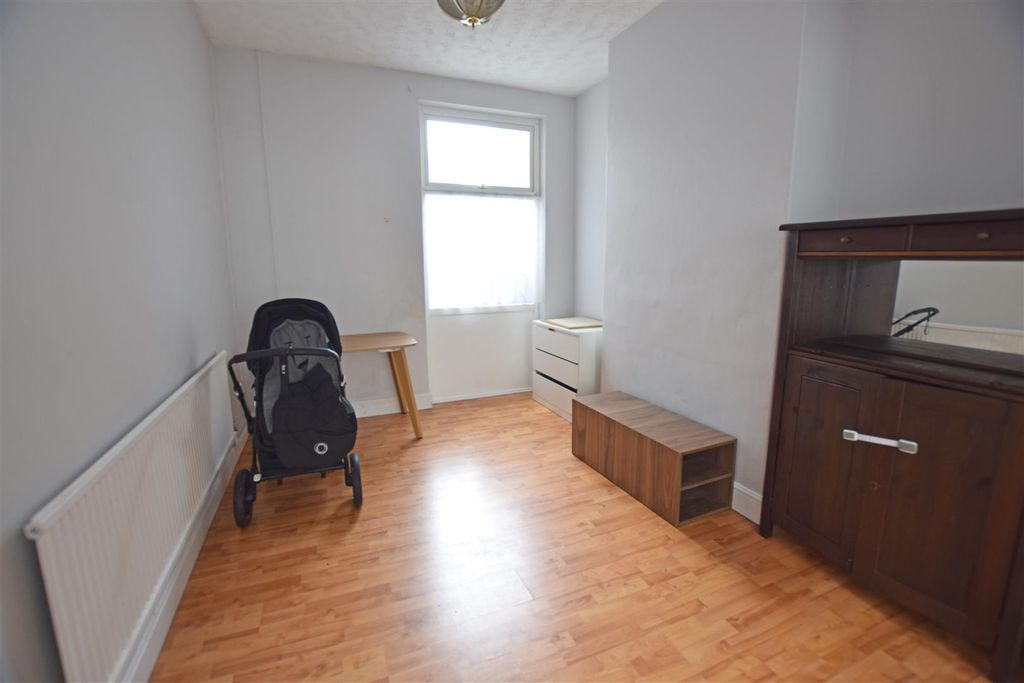 Property photo 3 of 13 Middle Room.Jpg