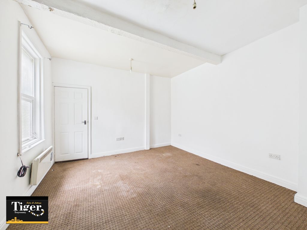 Property photo 3 of 9 Cam03440G0-Pr0690-Still008