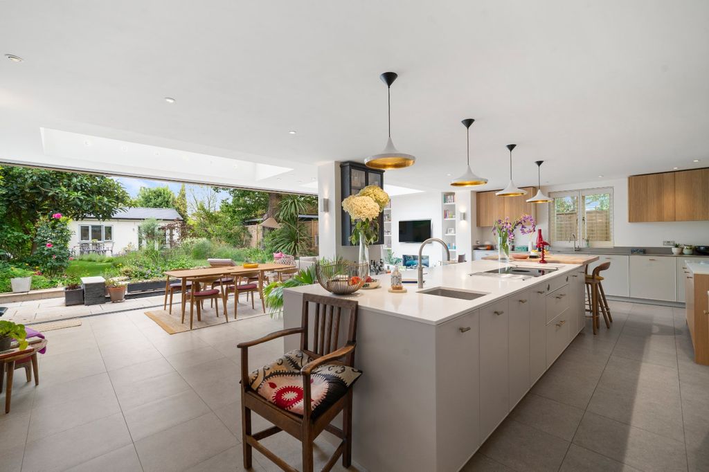 Property photo 2 of 20 Open Plan Kitchen