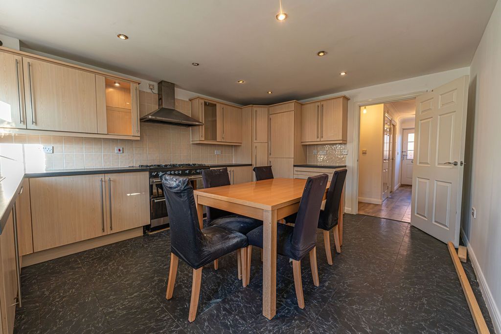 Property photo 3 of 28