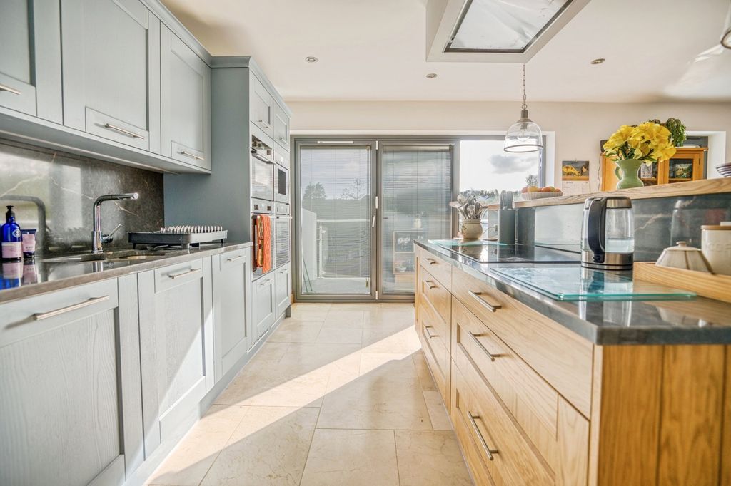 Property photo 3 of 24 Pbox-Img.Jpg