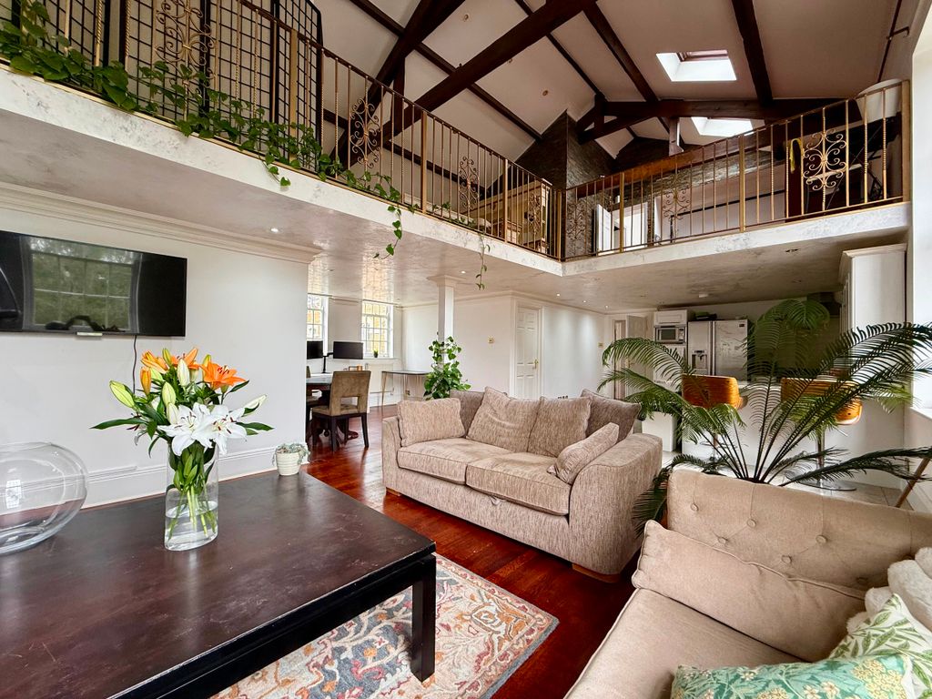 Property photo 1 of 32