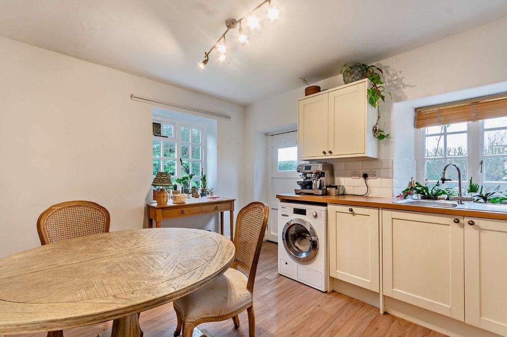 Property photo 2 of 9 Kitchen