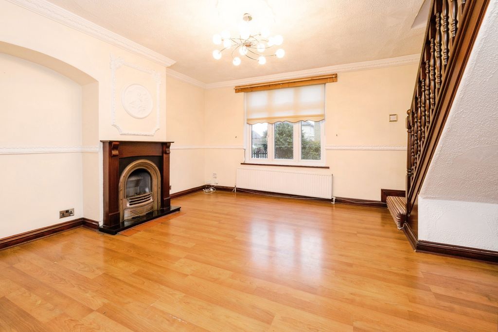 Property photo 3 of 20 Lounge