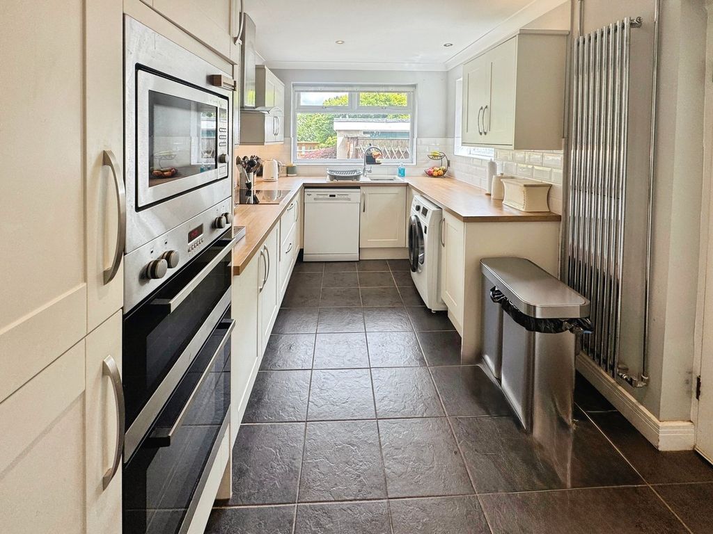 Property photo 3 of 26 Kitchen