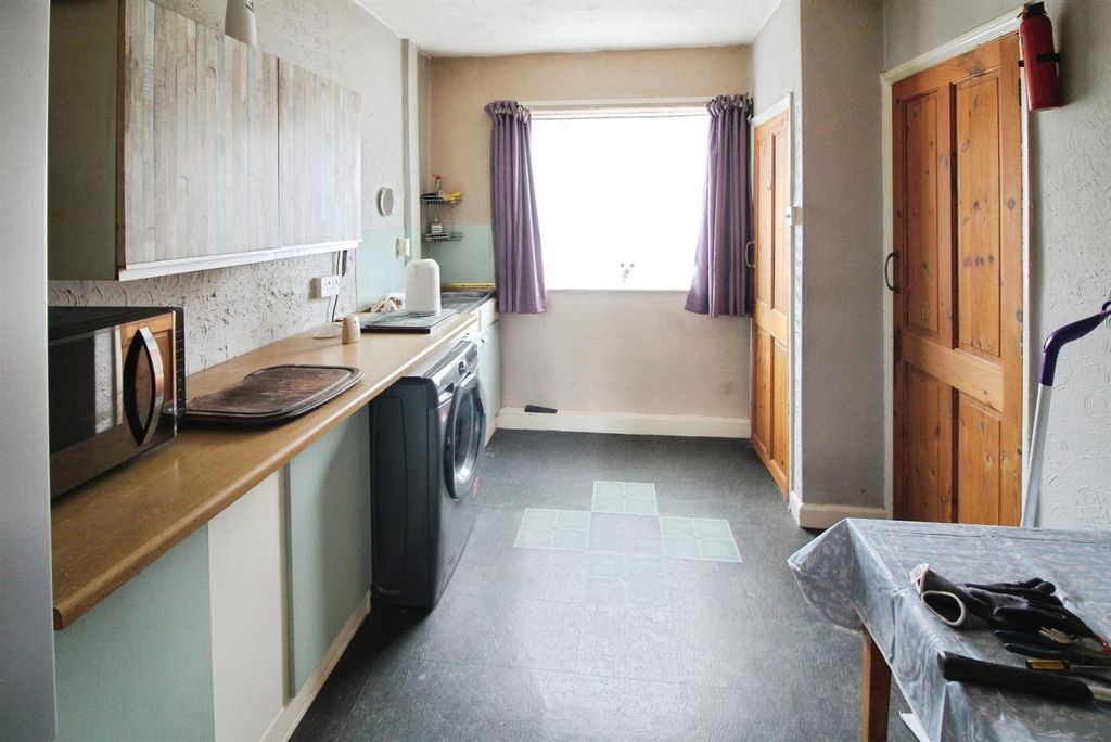 Property photo 2 of 11 Kitchen