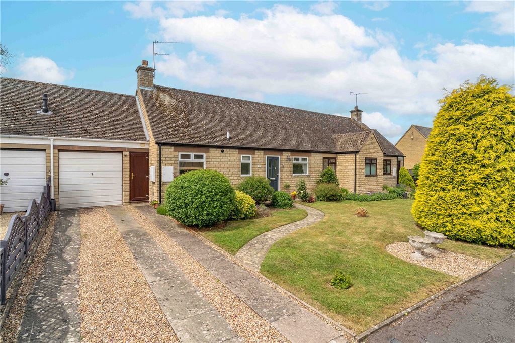 Property photo 1 of 11 29 Field Lane