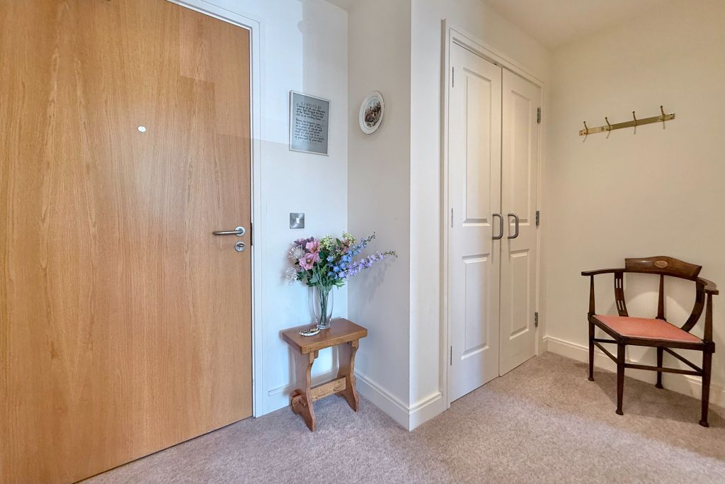 Property photo 2 of 17 Entrance Hall
