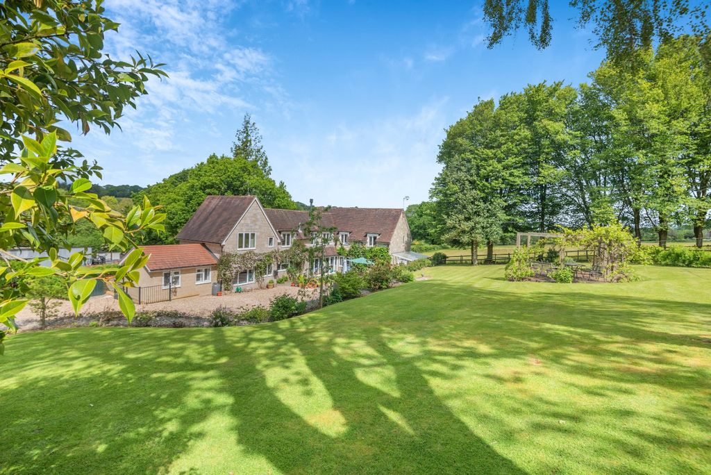 Property photo 1 of 18 Gardens