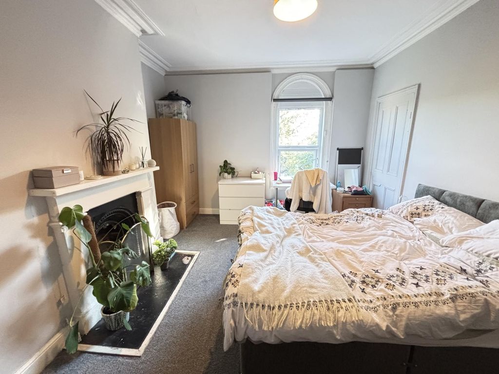 Property photo 1 of 94 A Spacious And Well-Maintained Master Bedroom Feat...