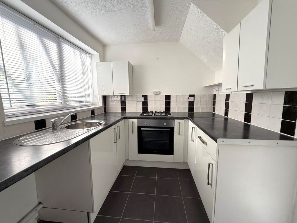 Property photo 3 of 12 Kitchen