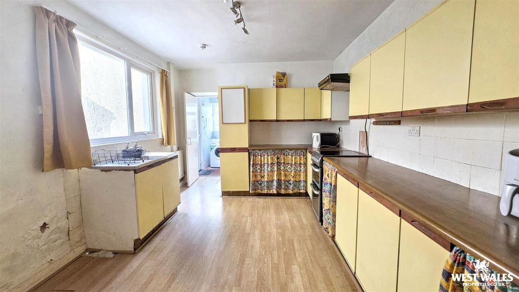Property photo 3 of 27 Kitchen 1 (3).Jpg