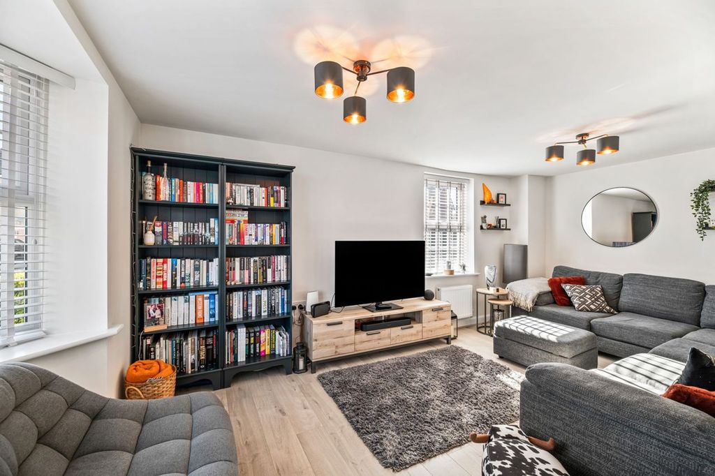 Property photo 2 of 21 Lounge