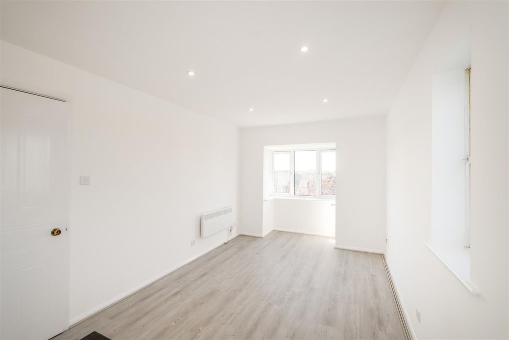 Property photo 3 of 14 52 Thurlow Close-4.Jpg