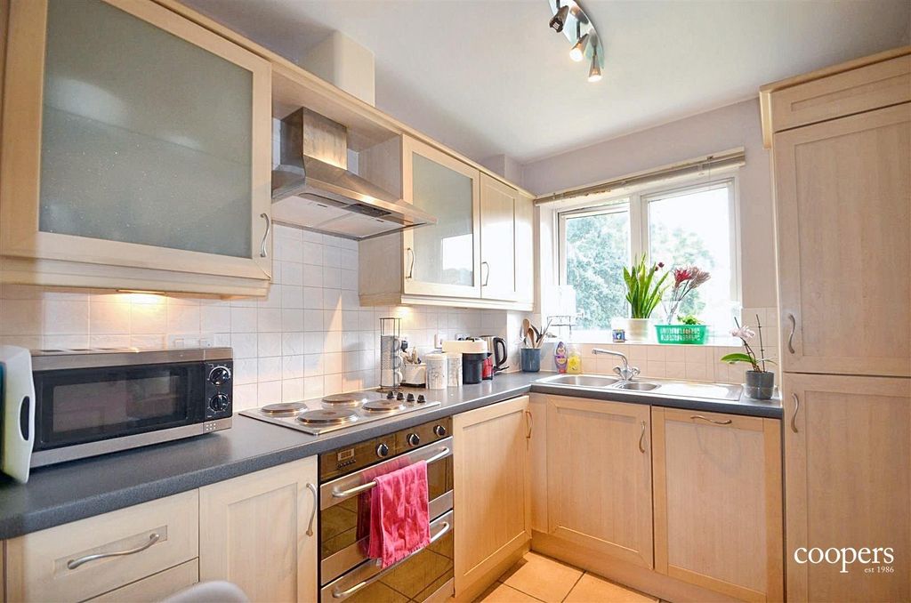 Property photo 3 of 9 Kitchen