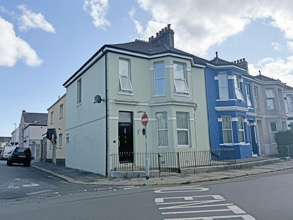 Property photo 1 of 18 Desborough Road 32 - Front...Jpg