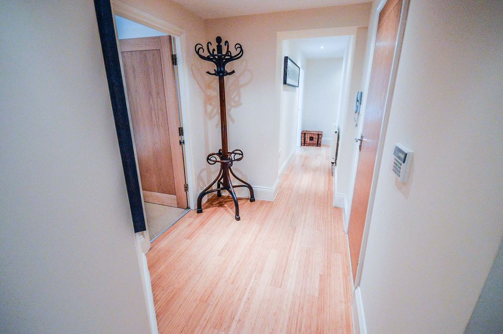 Property photo 3 of 19 Entrance Hall