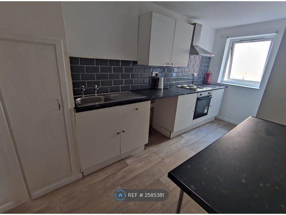 Property photo 3 of 8 Kitchen