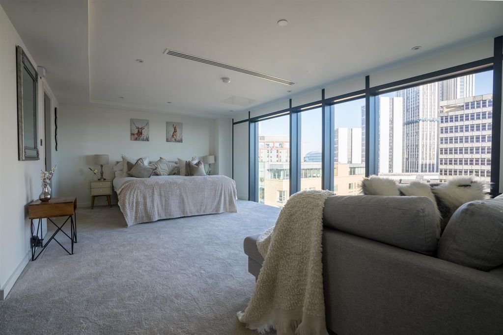 Property photo 2 of 11 Stunning Bright Bedroom With Floor-To-Ceiling City...
