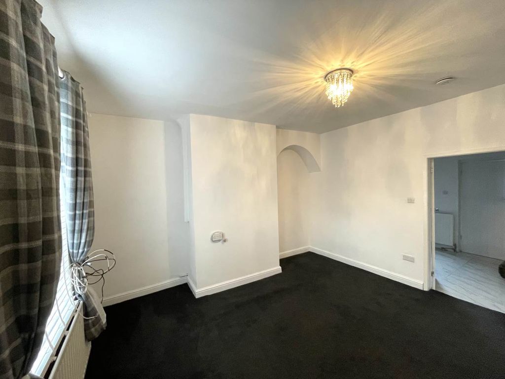 Property photo 3 of 7 Lounge 2