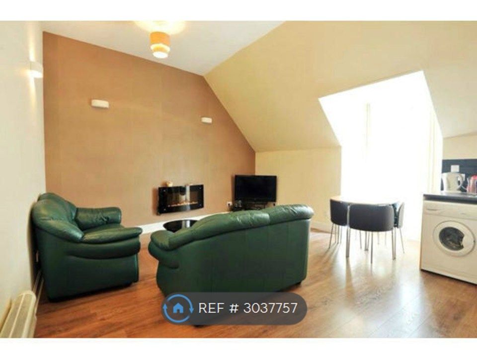 Property photo 1 of 7 Living Space 1/2