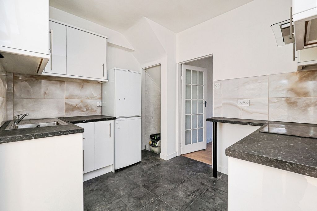 Property photo 3 of 17 Kitchen