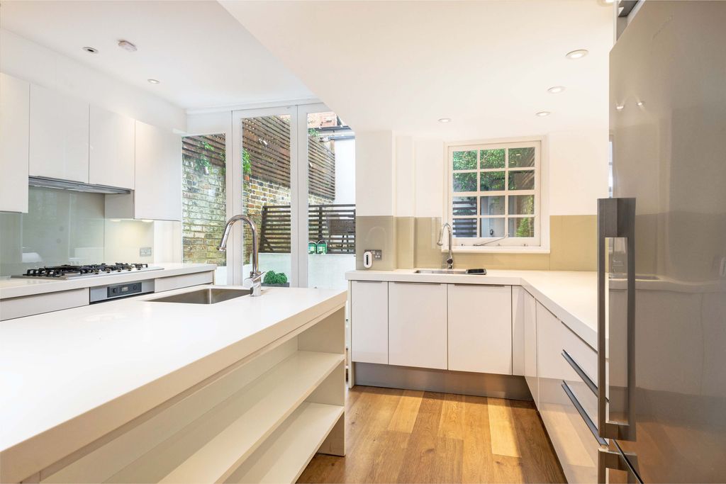 Property photo 3 of 16 42 Bramerton St Kit 1-