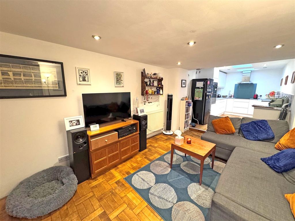 Property photo 3 of 17 6E.Jpg