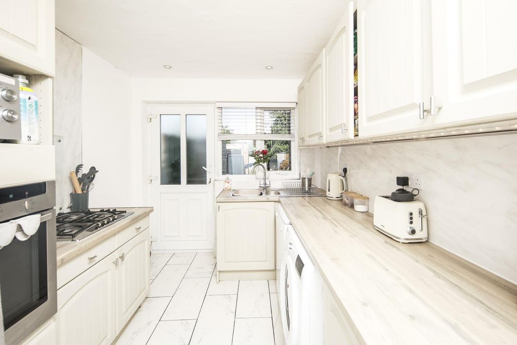 Property photo 3 of 16 Kitchen