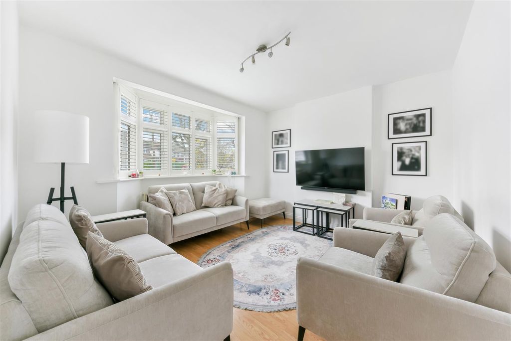 Property photo 1 of 13 Hillcross Avenue (9).Jpg