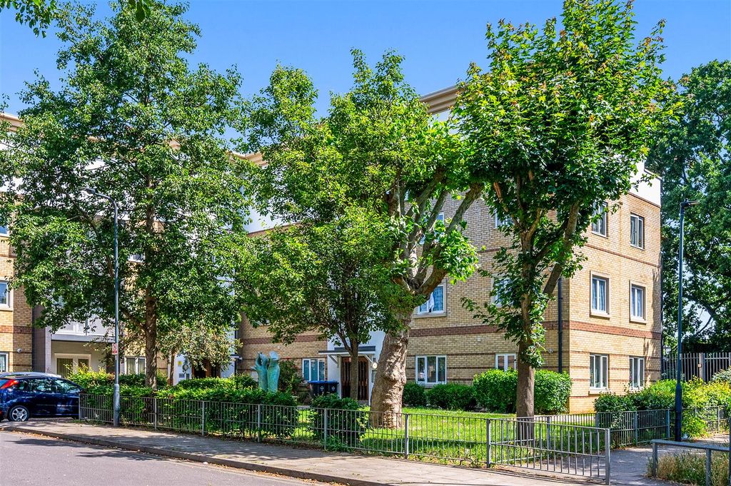 Property photo 1 of 12 Daniels_132 Mayo Road Harlesden Nw10_014.Jpg