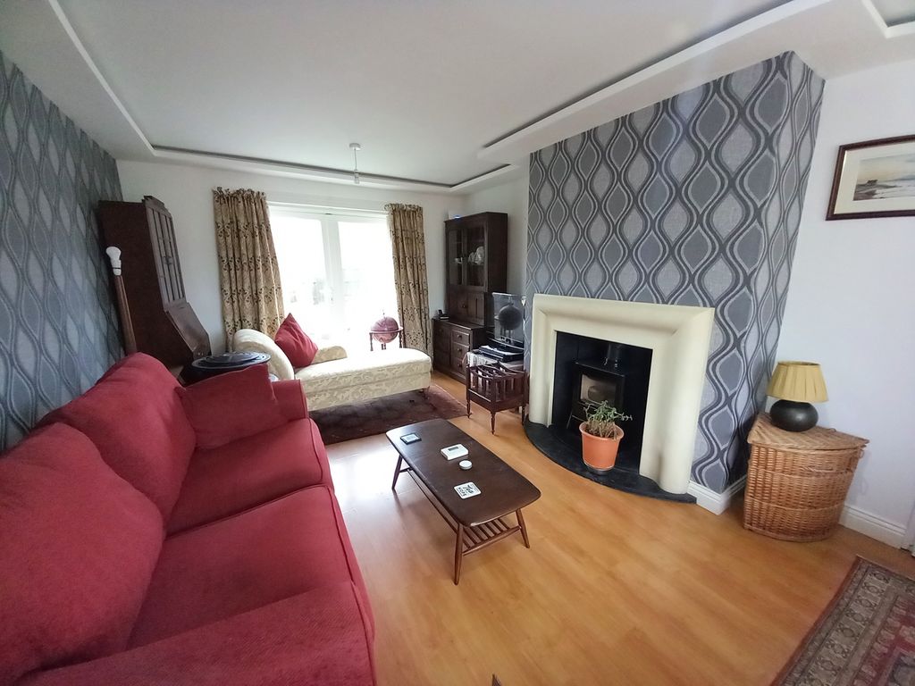 Property photo 3 of 14 Lounge