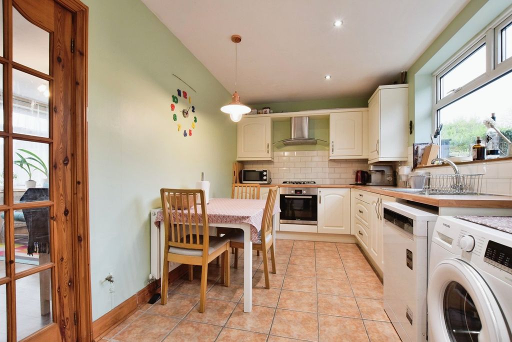 Property photo 3 of 14 Kit