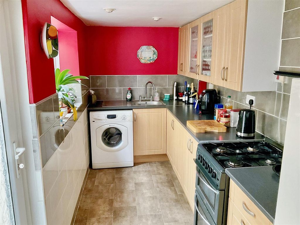 Property photo 3 of 11 Kitchen.Jpg
