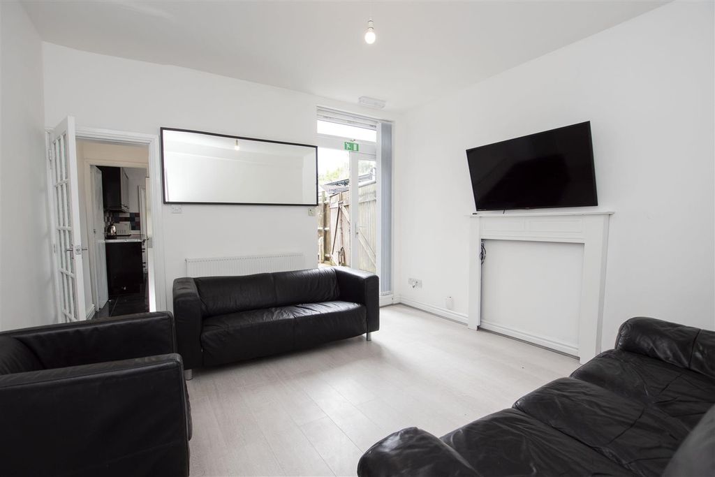 Property photo 1 of 11 Approach