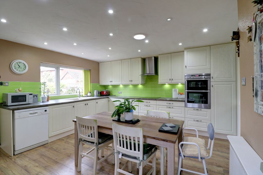 Property photo 2 of 23 Kitchen Diner 1.1
