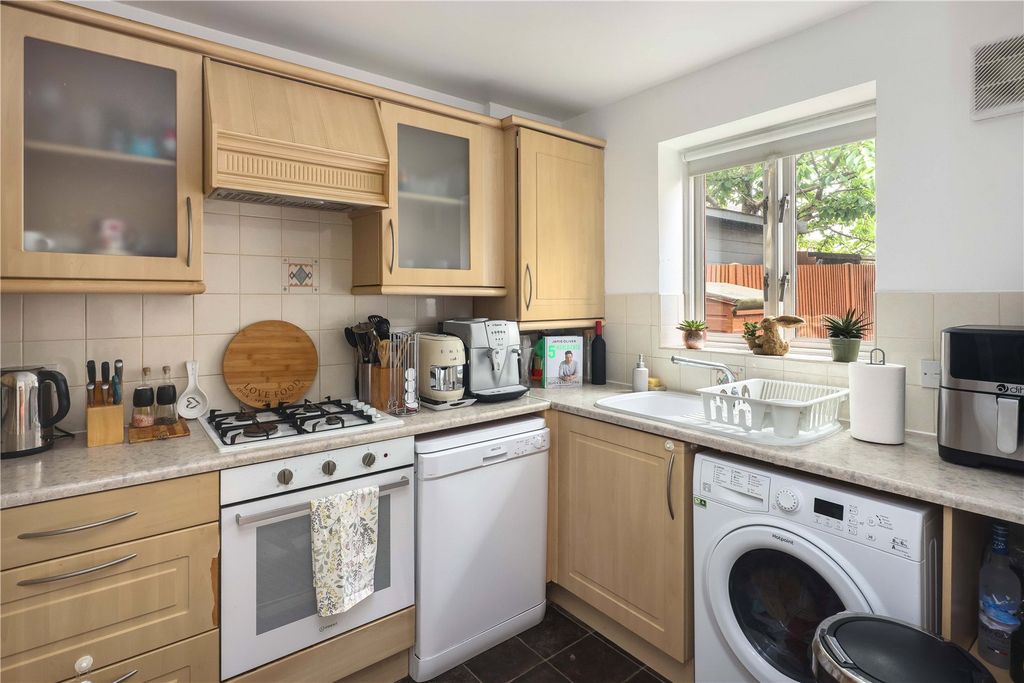 Property photo 3 of 8 Kitchen