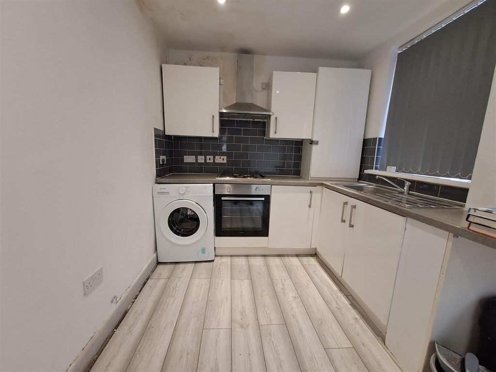 Property photo 2 of 7 Kitchen