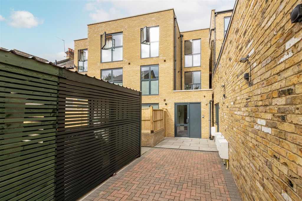Property photo 1 of 10 5-257 Putney Bridge Rd Ext.Jpg