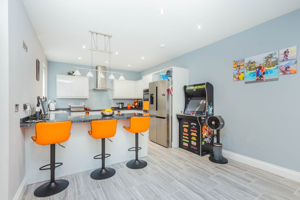 Property photo 2 of 16 Kitchen/Breakfast Room