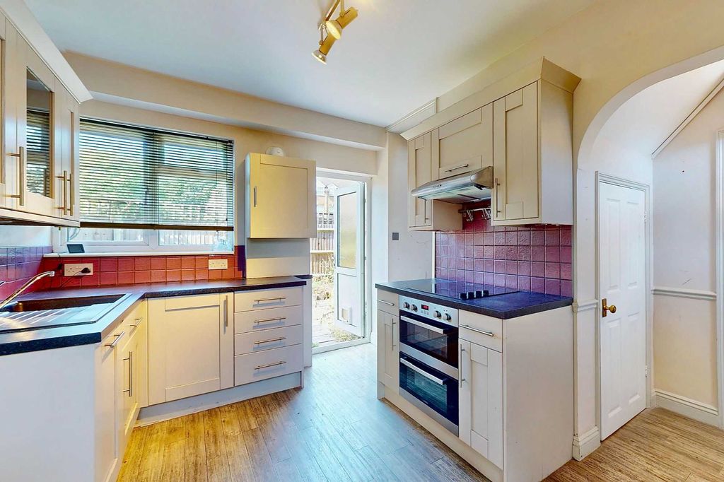 Property photo 2 of 9 2 Thornbury Road, Isleworth Tw7 4Hg