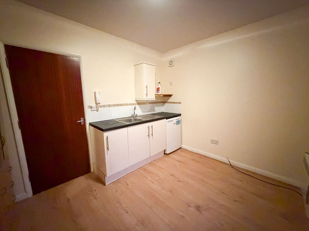 Property photo 3 of 7 Eastern Rd Rm1